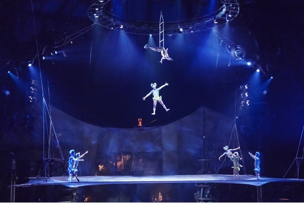 「アクロネット」。舞台上に張られたネットの上を自由自在に飛び跳ねる