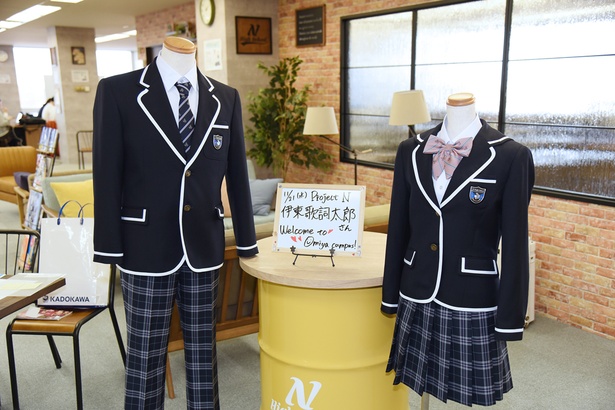 N高の制服と、特別授業用に用意されたメッセージボード