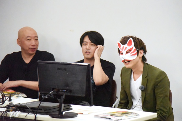 「電撃PlayStation」の西岡美道編集長(中央)、千木良章副編集長(左)とともに『モンスターハンター：ワールド』をプレイ