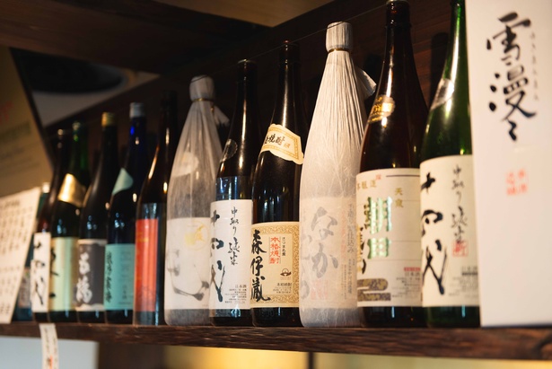60種類以上がそろう日本酒は、オシャレなグラスで出される