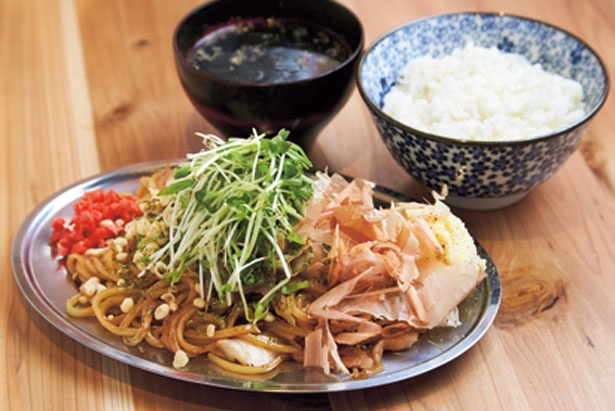 【写真をみる】コチラもオススメ！焼きソバ定食(1058円)/鉄板焼きと牛ホルモン「フクシマ」