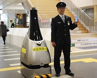 西武新宿駅で「警備AIロボ」の実証実験　自律移動で異常をキャッチ