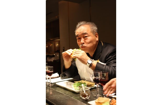 こだわりのハンバーガーをプロデュースした門上武司氏