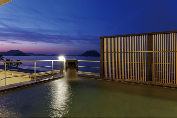 【写真を見る】唐津シーサイドホテル / 唐津湾の絶景を温泉に入りながら堪能できる
