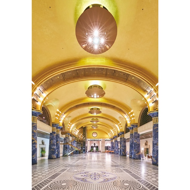 「金箔張りのドーム天井を支える柱は、ウィーンのオペラハウスと同じ、特殊な技法で制作されたとか。1本1億円以上と言われています」(嶋村)/南紀白浜温泉 ホテル川久