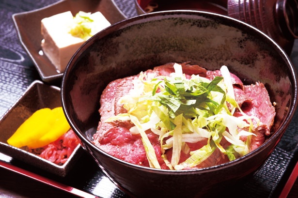 【写真を見る】「飛騨牛ローストビーフ丼」(1700円)/飛騨牛食べ処てんから