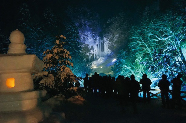 周囲には、灯篭など迫力ある雪像が登場。大滝川にかかるつり橋も照らされる