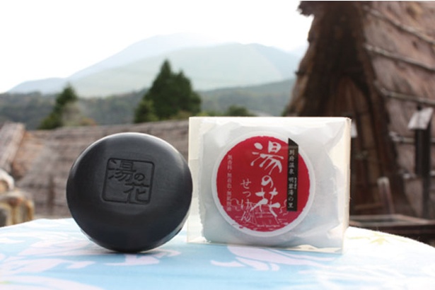 明礬 湯の里 / 湯の花せっけん(1620円)など、湯の花を使ったオリジナルコスメも販売 