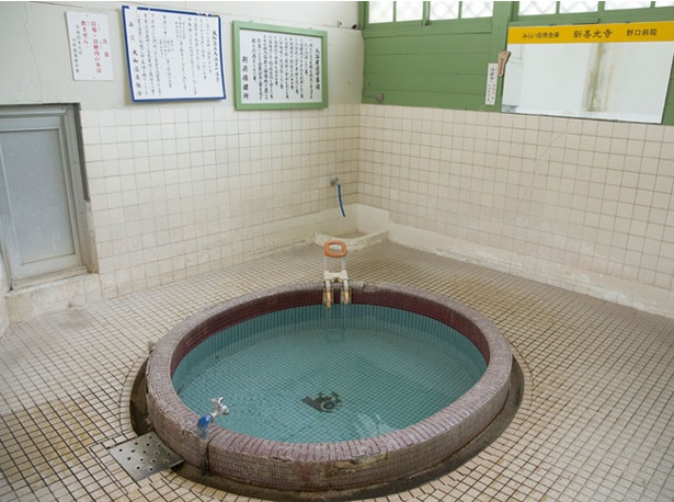 大和温泉 / 観や丸い浴槽、壁の看板も、建てられた1950年ごろのまま