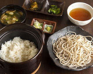 朝5時まで営業する横浜の隠れ家。お酒の後に自家製そばと土鍋ご飯で締めを