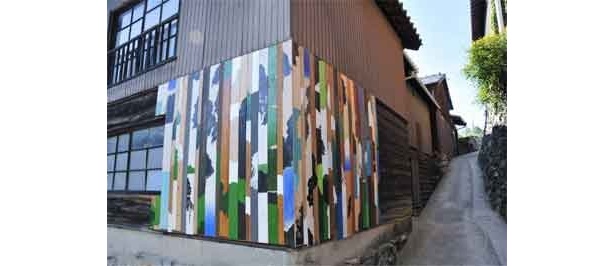 眞壁陸二「男木島 路地壁画プロジェクト」/集落の壁面にはアーティストが数ヶ月滞在して描いた壁画が