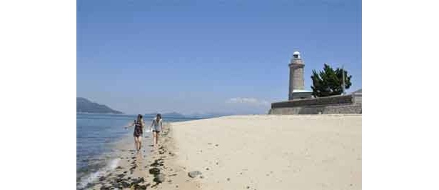 映画の舞台にもなった「男木島灯台」のきれいなビーチ