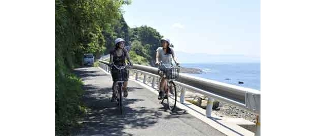 灯台まではレンタル電動自転車でサイクリングがおすすめ！