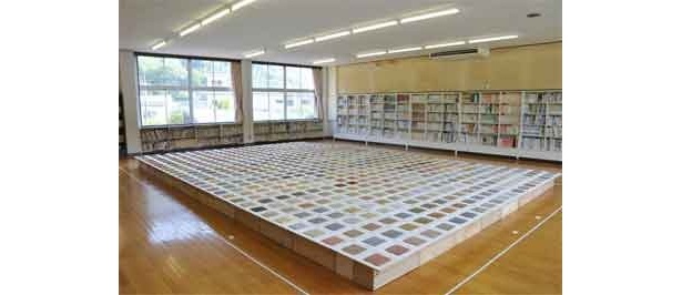 栗田宏一「土と生命の図書館」/廃校の小学校の図書館を使った“土”のアート