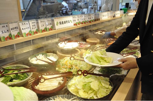 鍋野菜は国産にこだわった。白菜やミズナはもちろん、キャベツやニラ、モヤシ、細切り野菜、薄切り大根など種類も多彩