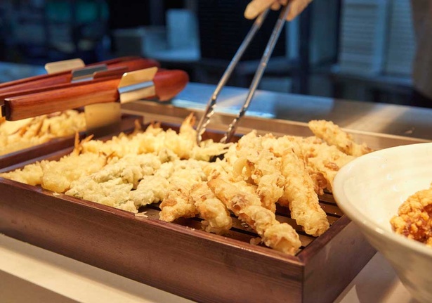 ビュッフェには揚げたての唐揚げや天ぷらも並ぶ