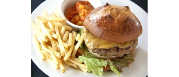 デラックスチーズバーガー￥1500　自家製ブリオッシュバンズやハーブをブレンドしたチーズ、特製マスタードなど、こだわり満載/「ベイサイド デリ」
