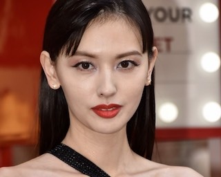 鈴木えみ「クリスマスは、家にサンタさんの帽子が大量にあるので、友人を招いて、みんなでかぶって、女性は赤リップで過ごそうかなと思っています(笑)」