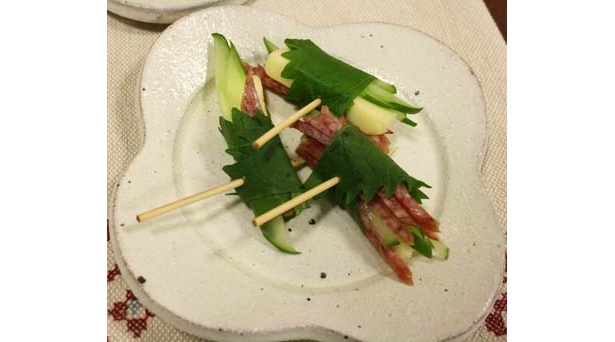 ジャガーさん作成“かんたん料理”の「サラミとチーズときゅうりのしそ巻き」