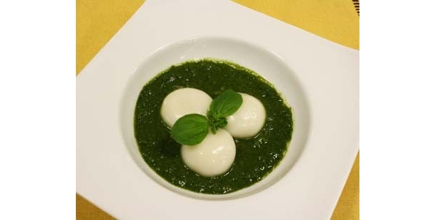 YOMEさん作成“少し凝った料理”の「チーズ白玉・バジルソース」