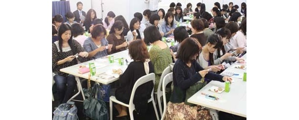 夢中で写真を撮るブロガーのみなさん
