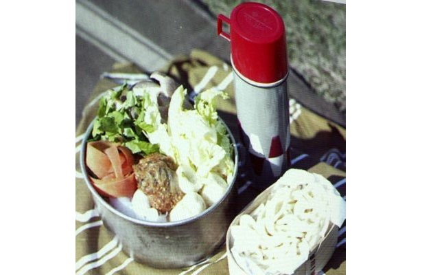鍋に野菜や魚介類or肉をぎっしり詰めて、水筒にはダシをIN！ これで現地まで持ち運びOK