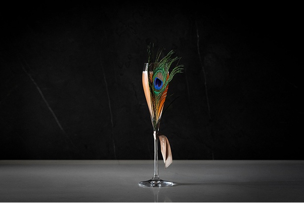 飾りの羽が印象的な「Peacock Royale」(HK$130)は、シャンパンにイタリア産のリキュール「Italicus di bergamotto」と、レモン、オレンジの花やキンモクセイで作られた柑橘系カクテル / Popinjays