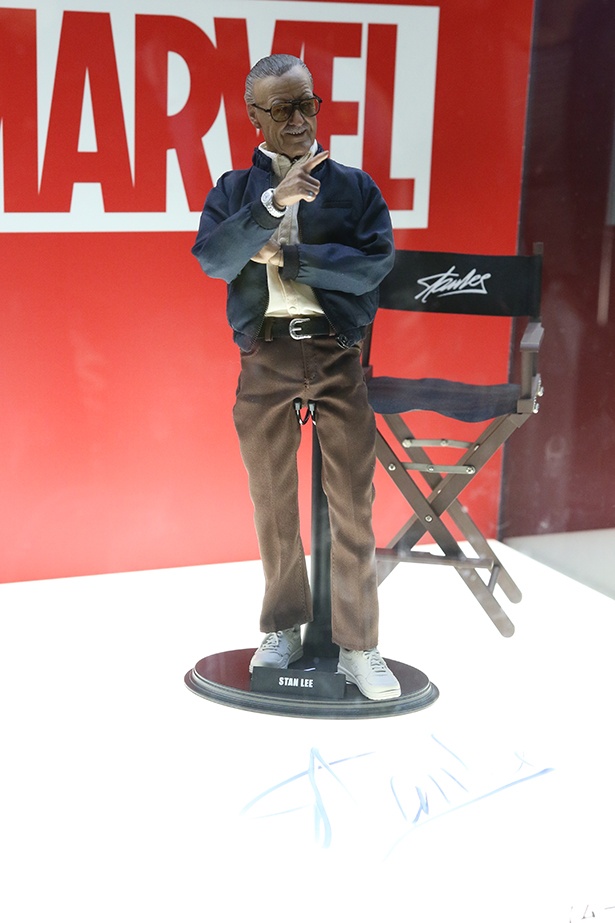 多くの人が写真を撮っていたスタン・リーのフィギュアはサイン付き