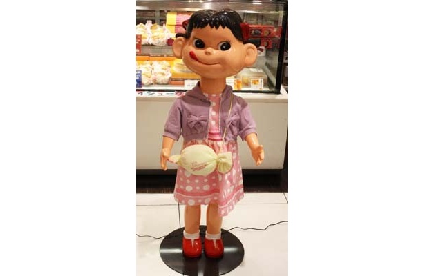 現在、全国の不二家の店舗やレストランなどに設置されているペコちゃん