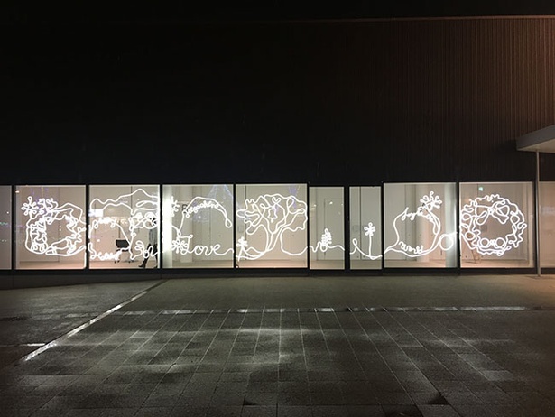 【写真を見る】まるで絵本の世界に入り込んだよう！ガラス越しのアートも楽しめる