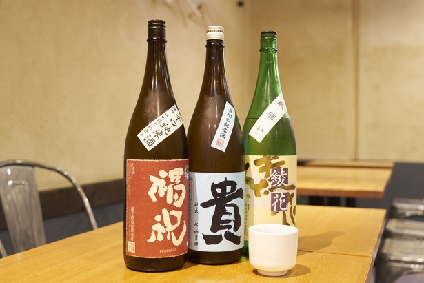 日本酒は全国から5種類を厳選。グラス1杯702円から