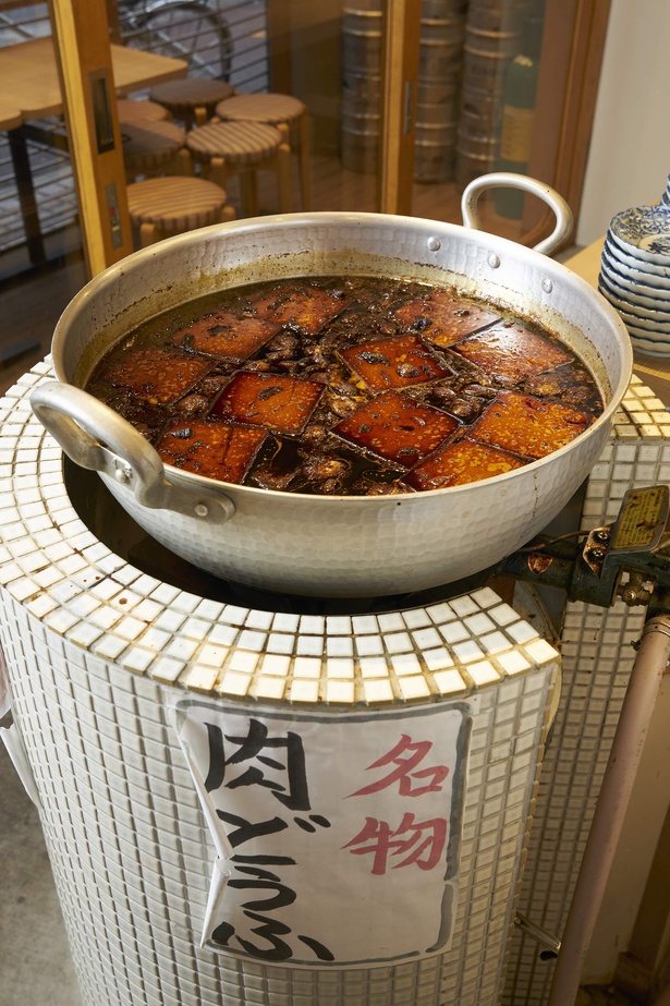 店内に置かれた大きな鍋で名物の｢肉豆腐｣を作る。甘辛いタレの香りが食欲をそそる。1皿410円で、煮玉子入り(518円)もある