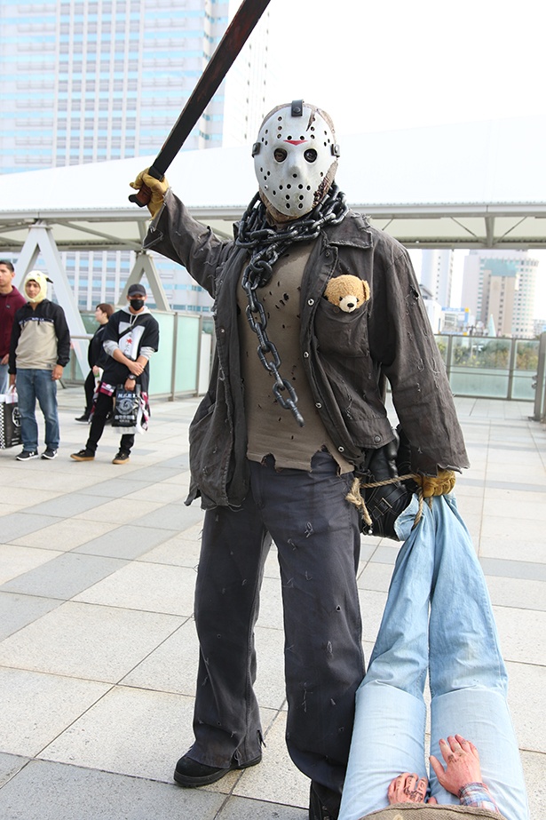 ジェイソンのコスプレをしたアトムさん