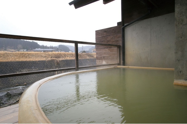 長湯温泉 万象の湯 / 大分川水系の一つ・芹川に面した露天風呂