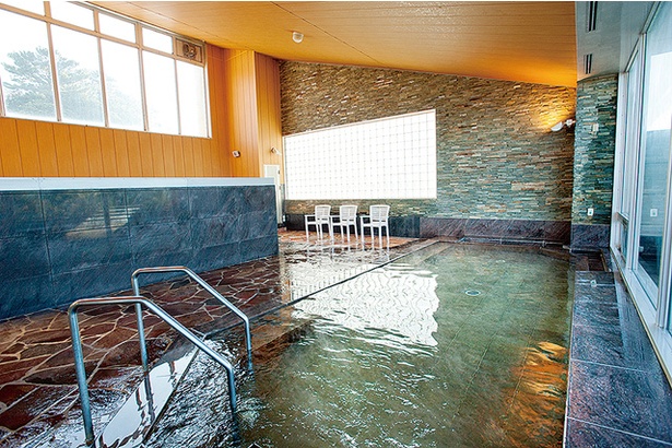 休暇村 志賀島 金印の湯 / 内湯からの景色も抜群。島内にある唯一の温泉を楽しもう