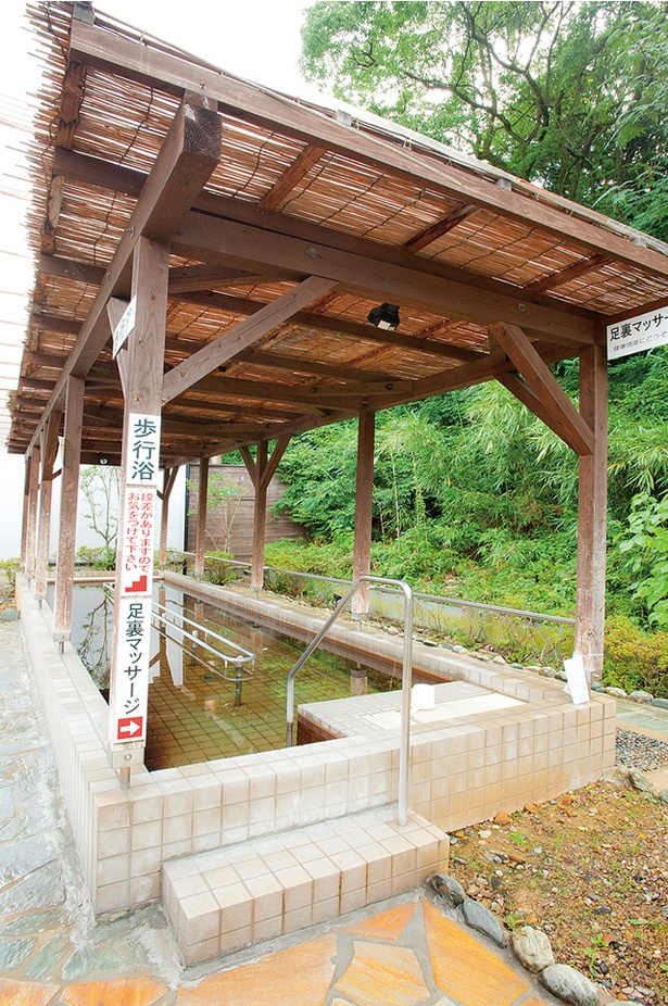 大町温泉 ひじり乃湯 / 玉砂利を敷いた「歩行浴」