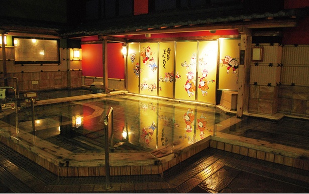 博多の森 湯処 月の湯 / 金屏風が印象的な内湯。ミルキーバスなど女性限定の湯舟も