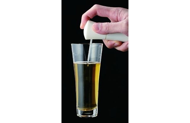 ノズルを液面に向けて…