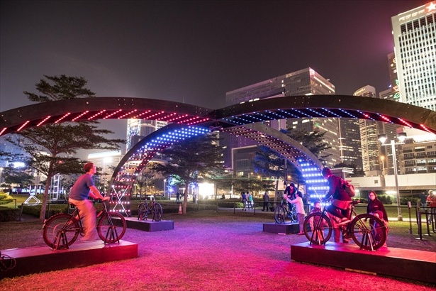 4人が自転車をこぐ力でLEDを発光させて競う“Lightbattle X” (VENIVIDIMULTIPLEX, オランダ)
