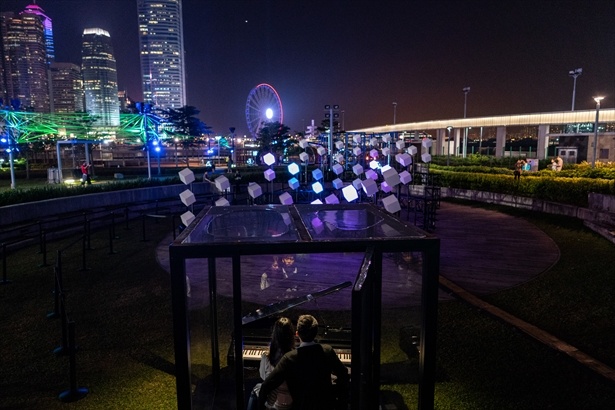 ピアノを演奏すると立方体が光り、音楽を視覚的に表現できる“LightPiano” (Kleurbleur,オランダ)