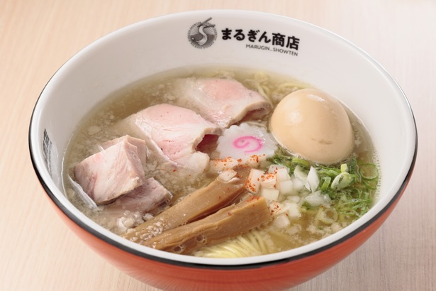 「煮干しソバ(塩)」(800円)※写真は「ちょいのせ」(200円)をトッピング/まるぎん商店(愛知県岡崎市)