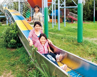 すぐ行けて入園無料！すべり台が人気の関西の街なか公園5選