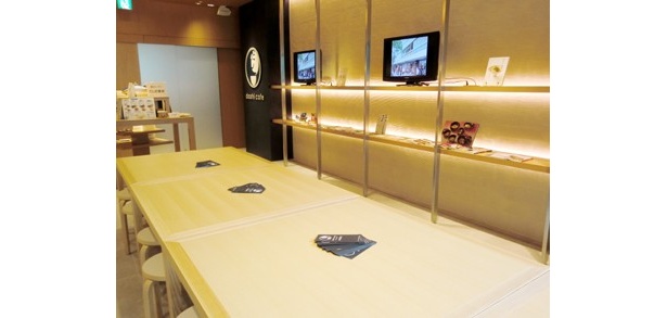 清潔感もあり、木の温かさが感じられる店内
