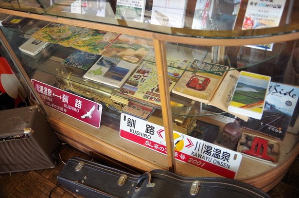 店内の一角には釧網本線の鉄道備品や書籍などが展示してあります
