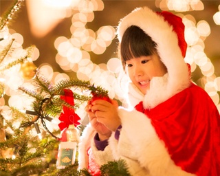 ワインレッドのカーペットで彩る回廊！山梨リゾナーレ八ヶ岳｢八ヶ岳クリスマスタウン｣