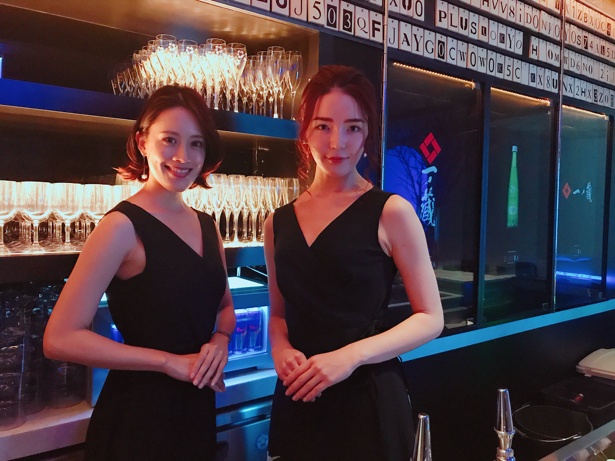 【写真を見る】ゲストへの日本酒のプレゼンテーションやサーブは、SAKE 美人キュレーターが担当してくれる