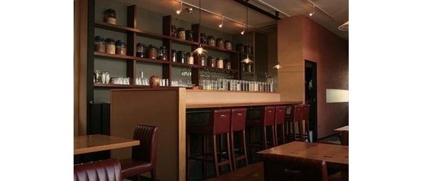 「発酵食堂 豆種菌」のカウンターには10種以上の在来種の豆が並ぶ