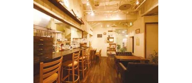 アンティーク素材をさりげなくミックスさせたナチュラルテイストの店内
