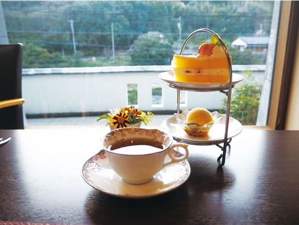 山カフェレストラン KUREHA / 食後は自慢の紅茶と2段デセール