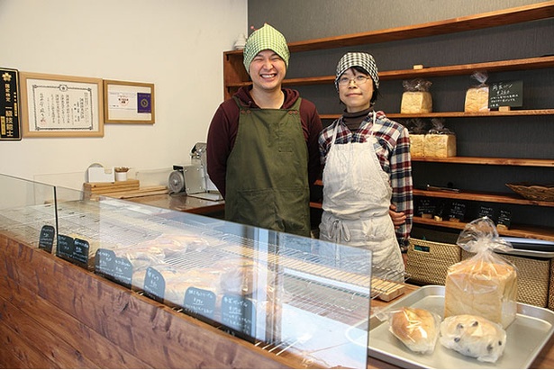 【写真を見る】パン屋 P-BOX / 店主の岡藤力也さんと妻の均美さん。菓子パンは130円、総菜パンは180円が中心とお手ごろ